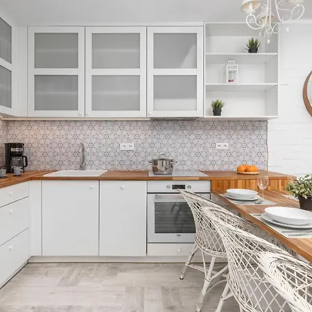 Modern In Center Near The River With Parking By Renters Apartament *